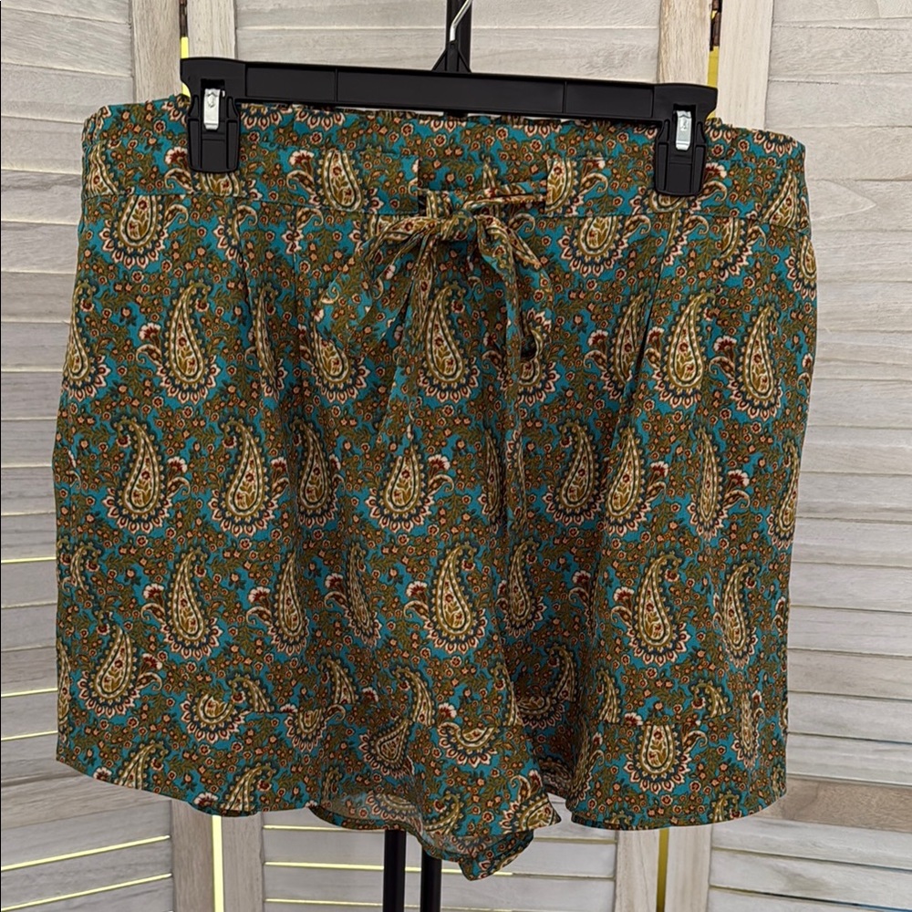 DR2 Paisley Print Women's Shorts NWOT
